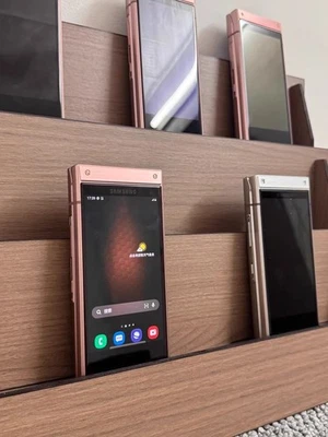 Samsung SM-W2019 256GB/128GB Android Flip 4G flagship smartphone - Image 1 of 4