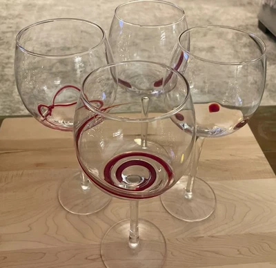 Pier 1 Juego de 4 Copas de Vino con Tallo de Globo Remolino Rojo Descatalogadas Foto 1 de 4