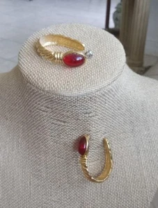 Vtg 1980s Red Mogul Cabochon Gold Plated Ribbed Half Hoop Earrings Post Earrings - Picture 1 of 5