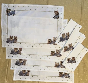 Set 4 tovagliette e 3 tovaglioli Danbury cane Yorkie ricamati come nuovi 100% cotone - Foto 1 di 5