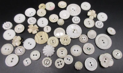 Lote de 50 botones tallados de plástico blanco/marfil vintage flor grabada trébol de la suerte Foto 1 de 4