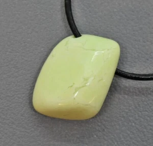 +Natur+ ZITRONEN-MAGNESIT EDELSTEIN-ANHÄNGER TROMMELSTEIN-gebohrt + Lederband#R7 - Bild 1 von 1