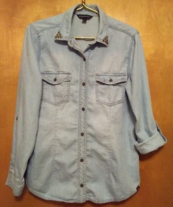 Camisa Jean ROCK & REPUBLIC Big Sky Grande Tachonada Azul Claro Bolsillos Pestaña Enrollable L/S - Imagen 1 de 7