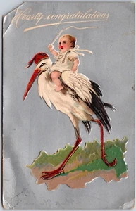Nueva postal vintage en relieve de cumpleaños blanca de felicitaciones de nacimiento de bebé cigüeña - Imagen 1 de 2