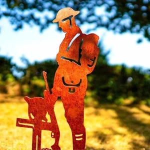 Statua silhouette soldato Lest We Forget scultura giorno della memoria papavero - Foto 1 di 36