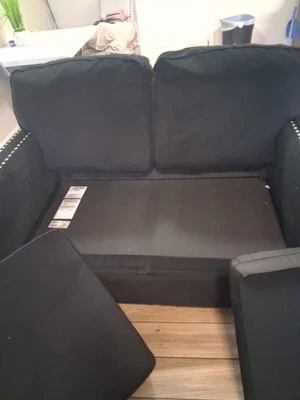 Cómodo sofá negro con botones plateados y Love Seat Foto 1 de 4