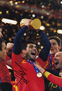 Football - Raul Albiol - Hand Signed 12x8 Photograph - Spain - COA - Picture 1 of 1