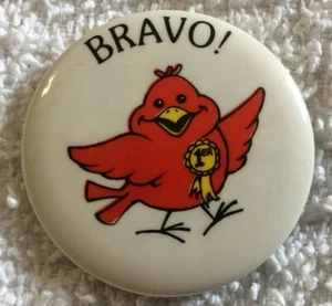 Bravo! 1ER / 1ST Bird Ribbon Pinback Pin Button 1.6”  - Imagen 1 de 2