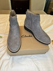 CLARKS SHARON SALON GRAUE WILDLEDER-STIEFELETTEN US-DAMENGRÖSSE 7M - Bild 1 von 7