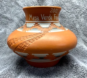 Vintage Mesa Verde Keramik geschnitzte rote Erde 7" Topf Vase signiert Yazzie Navajo USA - Bild 1 von 8