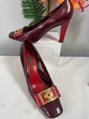 Zapatos de salón LOUIS VUITTON charol rojo borgoña con hebilla cuadrada EU 39.5/US 9.5 Foto 1 de 4