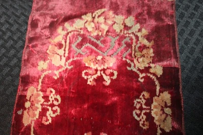 Винтажный ковер для кукольного домика: викторианский официальный красный бархатный гобелен с бахромой - Изображение 1 из 4