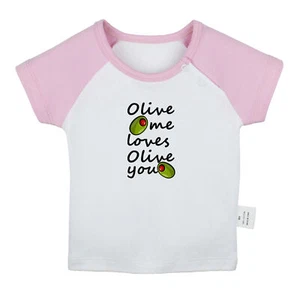 Olive Me Loves Olive You Funny Tshirt Newborn Baby T-shirts Toddler Graphic Tee - Foto 1 di 16
