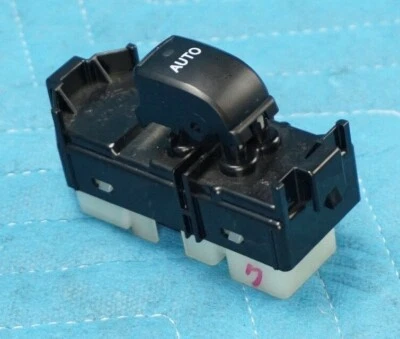 Оригинальный выключатель стекла передней пассажирской двери Lexus LX470 2003-2007 годов выпуска - Изображение 1 из 4