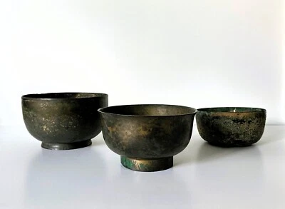 Colección de tres cuencos coreanos antiguos de bronce Foto 1 de 4