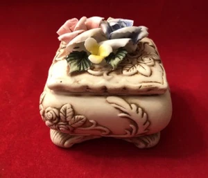 Porzellan Schmuckschale mit Fuß rosa/gelb/blau erhabene Rosen NEU IN GESCHENKBOX - Bild 1 von 4