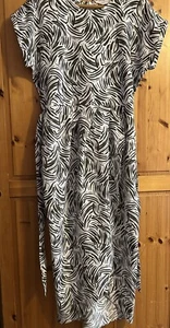 Apricot Size 14 Dress Khaki and white - Picture 1 of 19