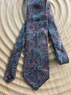 Van Heusen Men's Necktie Tie Polyester Mauve & Blue Paisley made in the USA Silk - Image 1 of 4