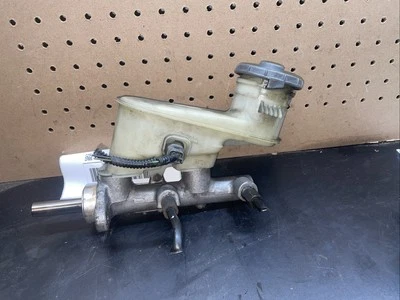 Cilindro de freno maestro Honda Accord 2003-2007 con depósito OEM 3,0 L Foto 1 de 3