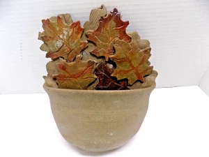 Maceta para colgar en pared de cerámica de estudio gres terracota hojas aplicadas 7x9" - Imagen 1 de 7