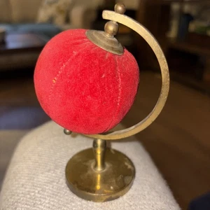 Vintage - Drehkugel - Nähnadelkissen - Samtkugel / Messingständer - Bild 1 von 3