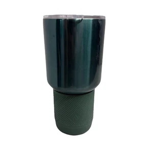 Vaso verde Manna Renegade 30 oz con base de goma tapa transparente aislada - Imagen 1 de 22