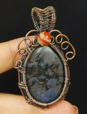 Colgante de joyería hecha a mano envuelto en alambre de cobre piedras preciosas de sangre de cobre Foto 1 de 4