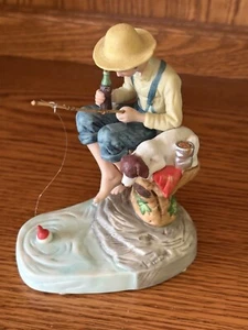 Figurina COCA-COLA 1985 Norman Rockwell "Out Fishin" 100° Anniversario della Coca-Cola - Foto 1 di 10