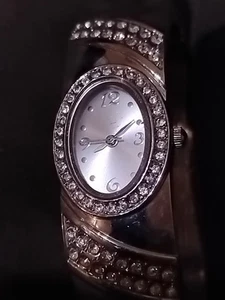 Ungeprüfte Armbanduhr silberfarben Manschettenband oval geformtes Zifferblatt Strass stilvoll - Bild 1 von 1