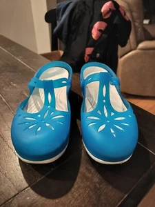 Sandalias Crocs Carlie para mujer talla 7 azul brillante con correa en T zuecos florales cómodos - Imagen 1 de 9