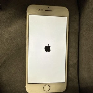 Apple iPhone 7 - Argent - Pour Pièce - Se Redémarre continuellement -  (696) - Photo 1 sur 7