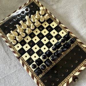 VINTAGE MID-CENTURY INLAID WOOD FOLDING TRAVEL CHESS GAME BOX - Picture 1 of 13