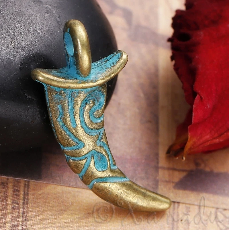 Colgantes de latón envejecido pátina turquesa con dije de cuerno tribal C1158 - 5, 10, 20 piezas Foto 1 de 3