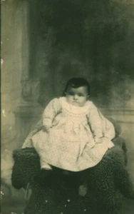 Carte photo ancienne enfant bébé prend la pause - Bild 1 von 1