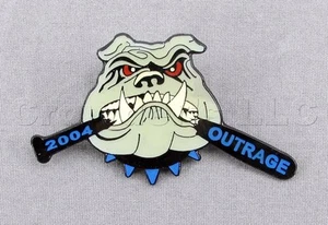 Pasador de solapa de béisbol deportes Outrage Team Bull Dog 2004 lanzamiento rápido - Imagen 1 de 2