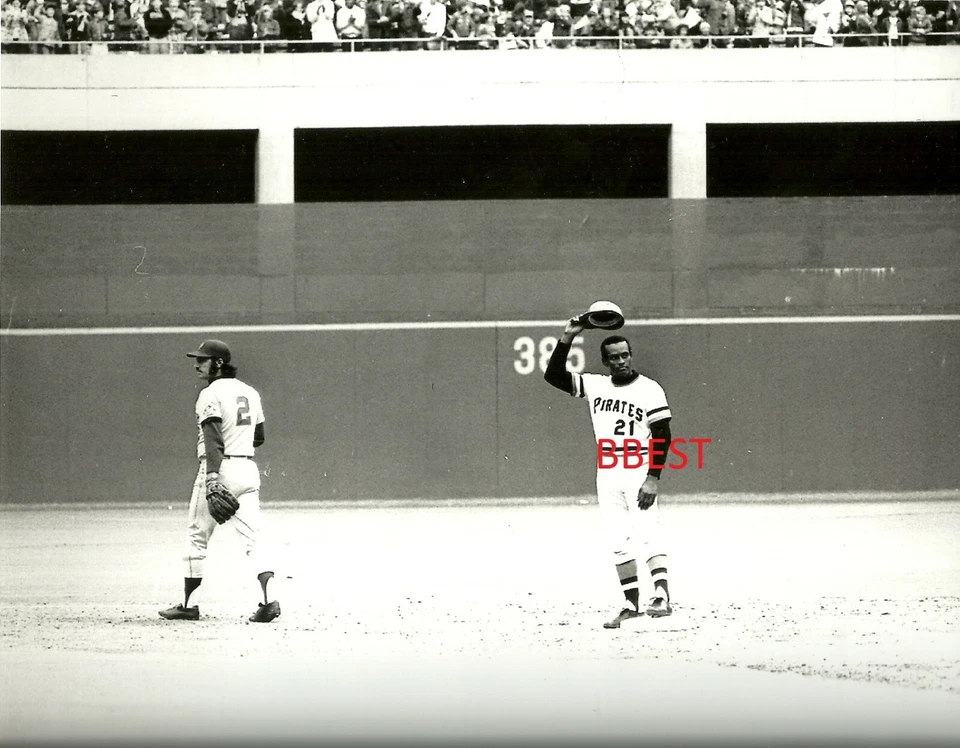 ROBERTO CLEMENTE 3000TH HIT SALUTING CROWD ON 9/30/1072 AT 3-RIVERS STADIUM 8x10 - Image 1 of 1