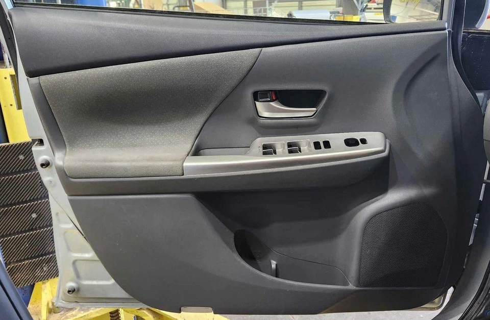 Panel de moldura de puerta delantera izquierda lado del conductor Toyota Prius V 13-14 tela gris oscuro OEM Foto 1 de 1