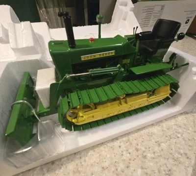 John Deere 1010 esteira com lâmina arado cidade brinquedo show 2001 - Imagem 1 de 4