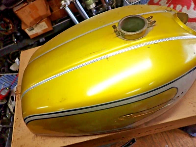 Tanque gasolina/gasolina Suzuki GT 380 L Foto 1 de 4