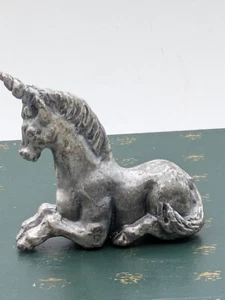 VINTAGE zauberhafte ZINN ruhende EINHORN kleine Deko FIGUR - Bild 1 von 7