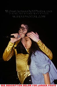 FOTO RARA 8x10 de MICHAEL JACKSON ON STAGE CON FAN DE JAPÓN - Imagen 1 de 1
