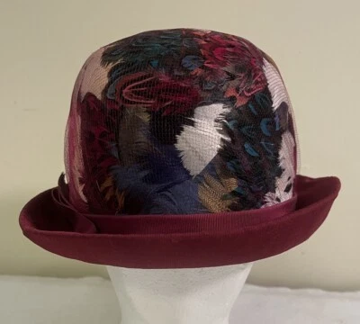 Sombrero de pluma y lana colorido vintage de los años 50 cinta Terry Sales Corp sombreros Nueva York Foto 1 de 4