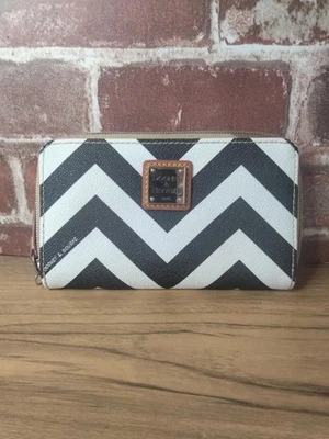 Cartera sin asas Dooney & Bourke Chevron con cremallera en blanco y negro Foto 1 de 4