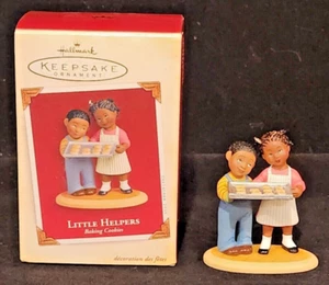 2005 Hallmark Keepsake Ornament "Little Helpers Backen von Keksen" -- Neu im Karton - Bild 1 von 2