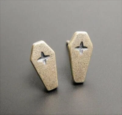 Aretes pequeños hechos a mano únicos de plata esterlina con ataúd cruzado gótico geniales Foto 1 de 4