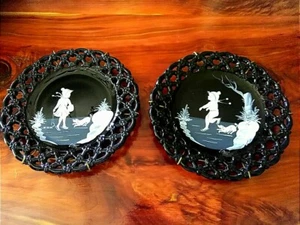 Signierte Westmoreland schwarze Milchglas Teller mit Aufhängern 2er Set - Bild 1 von 9