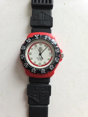 Профессиональные часы TAG HEUER Formula 1 385.513 с белой датой 200 м в оригинальной коробке - Изображение 1 из 4