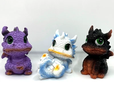 Juego de 3 lindas figuras de jardín de 3" de resina Dragon Pals púrpura, blanco con azul y negro Foto 1 de 4