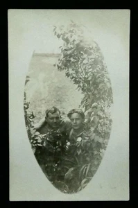 Vintage 1900er Echt Foto Postkarte von zwei Männern im Laub AZO Rückseite - Bild 1 von 2