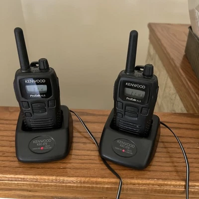2 radios bidireccionales Kenwood TK-3230DX UHF de 6 canales con cargadores - negras Foto 1 de 3